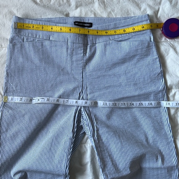Hilary Radley Capri Pants / Size 6 - Picture 7 of 10